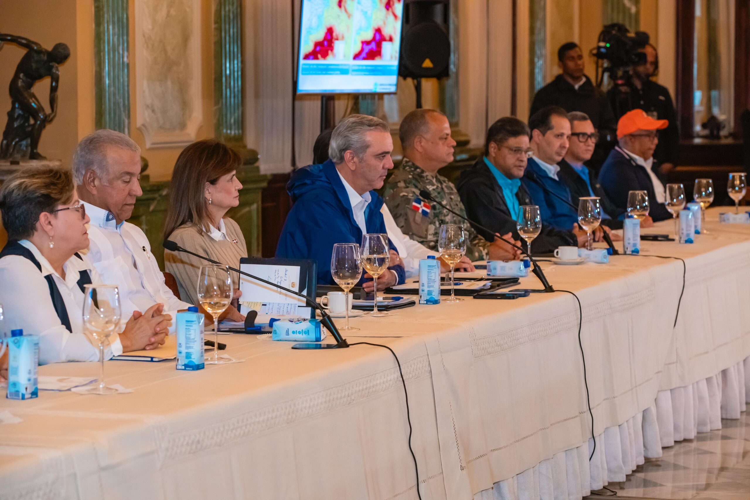 Gobierno mantiene suspensión laboral y de docencia este jueves para provincias en alerta roja