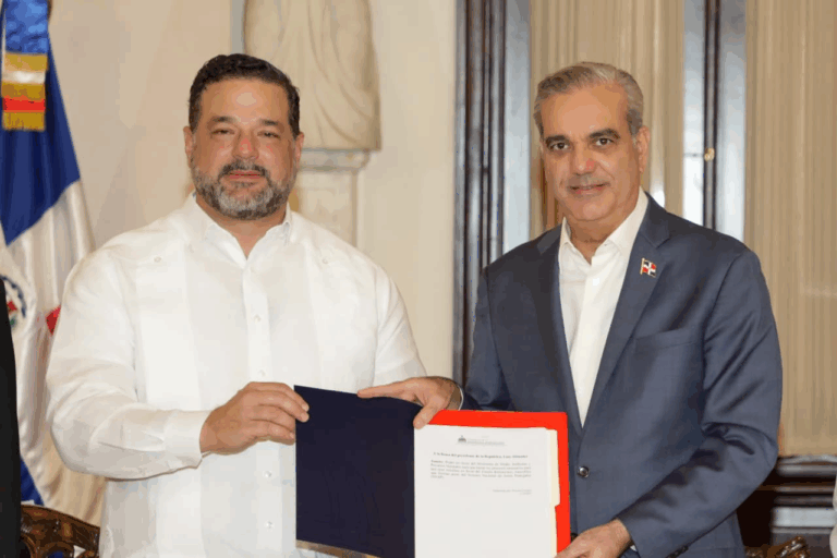 Presidente Abinader anuncia titulación de más de 43 millones de m² en Los Haitises y Loma Novillero