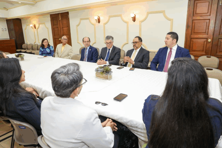 Antoliano Peralta recibe a expertos internacionales en foro sobre salud mental y sistema penitenciario