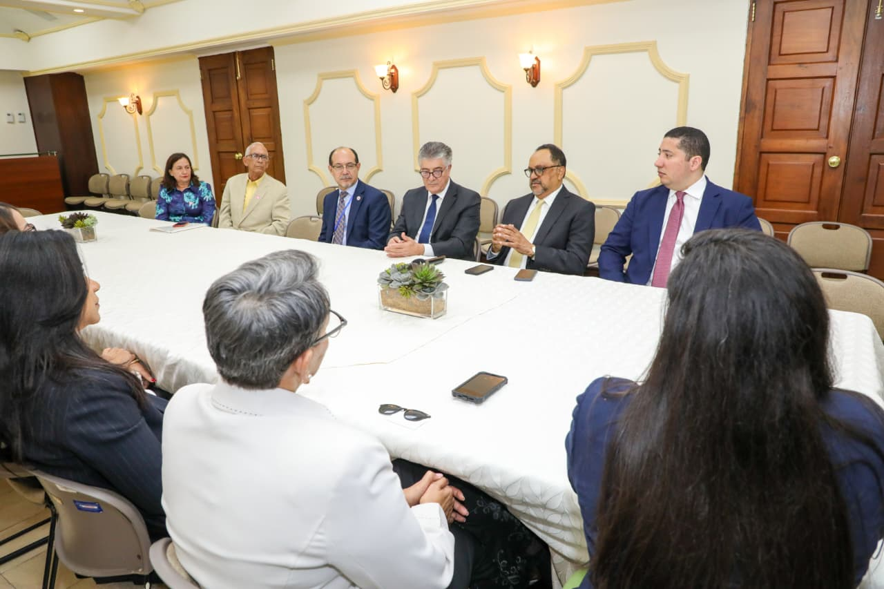 Antoliano Peralta recibe a expertos internacionales en foro sobre salud mental y sistema penitenciario