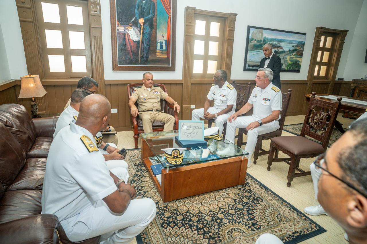 Ministro de Defensa realiza visita de trabajo a la Base Naval “27 de Febrero”