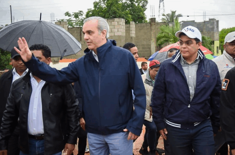 Abinader supervisa saneamiento de la cañada Villa Linda y anuncia finalización de obras para evitar inundaciones