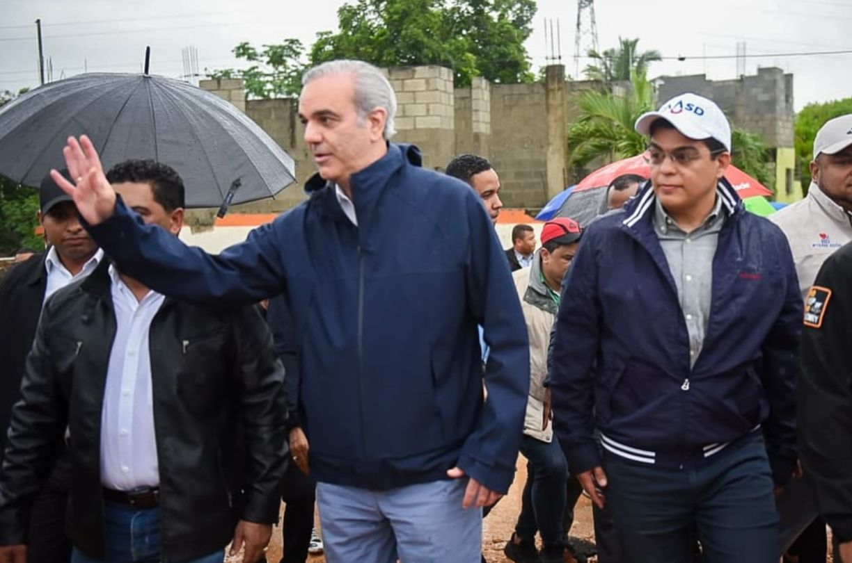 Abinader supervisa saneamiento de la cañada Villa Linda y anuncia finalización de obras para evitar inundaciones