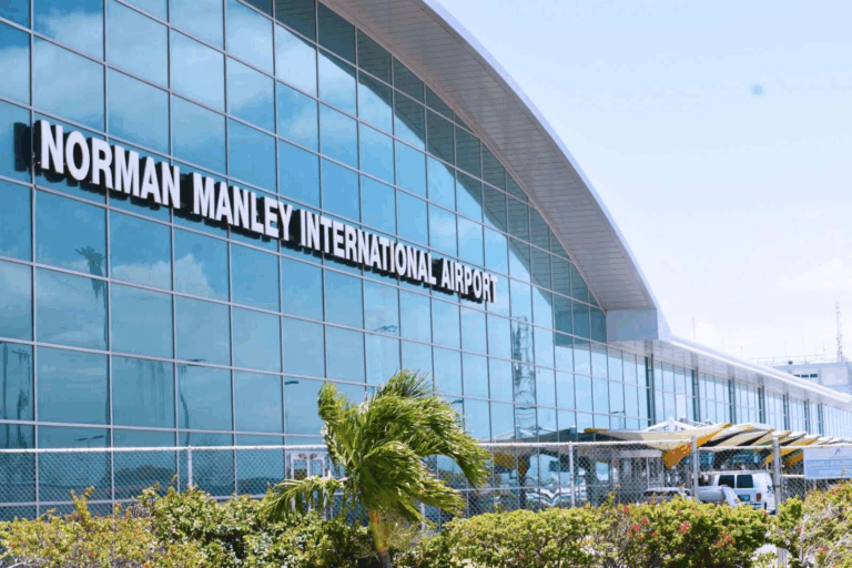 Jamaica anuncia reanudación de operaciones aéreas tras el paso devastador del huracán Melissa