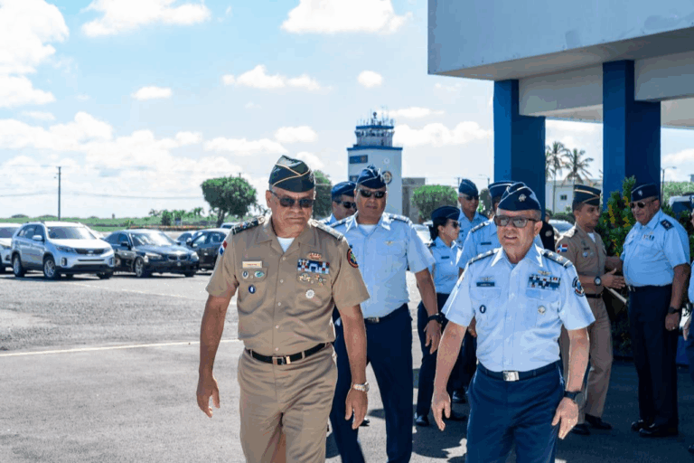 Ministro de Defensa encabeza jornada de trabajo en la Fuerza Aérea de República Dominicana