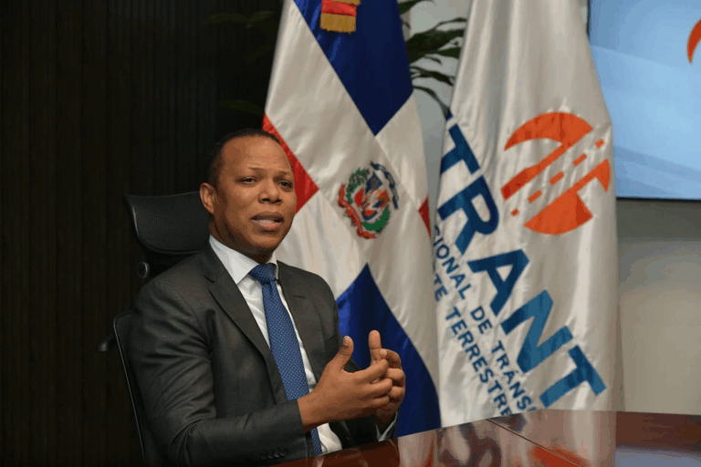 Intrant reemplaza contrato con Dekolor por nuevo consorcio para emisión de licencias