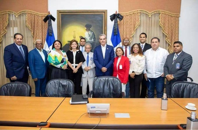 Gobierno y CMD acuerdan aumento de pensión para médicos retirados a partir de 2026