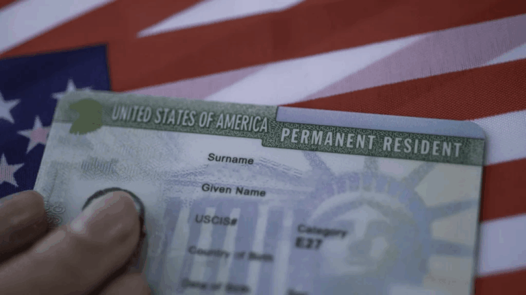 Estados Unidos revisará tarjeta de residencia permanente de todos los migrantes de países de “preocupación”