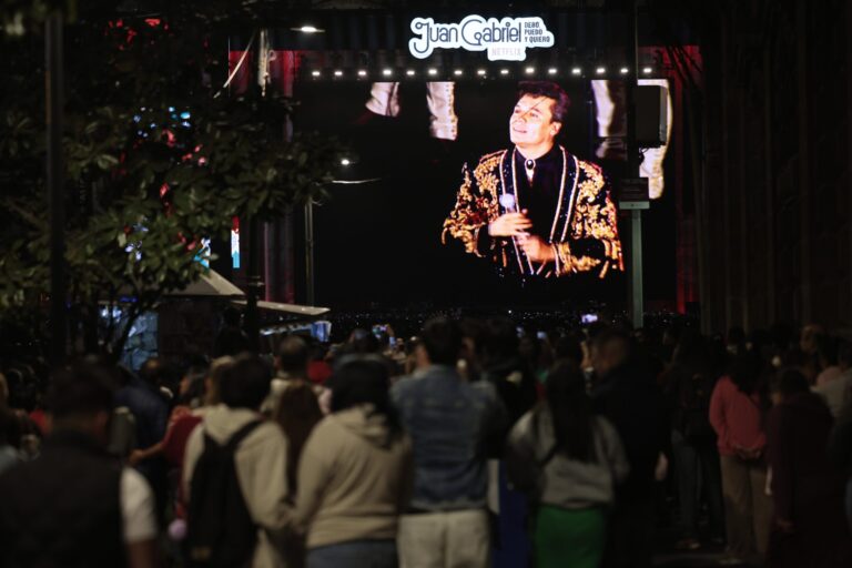 Miles de mexicanos llenan el Zócalo para recordar a Juan Gabriel y su mítico concierto