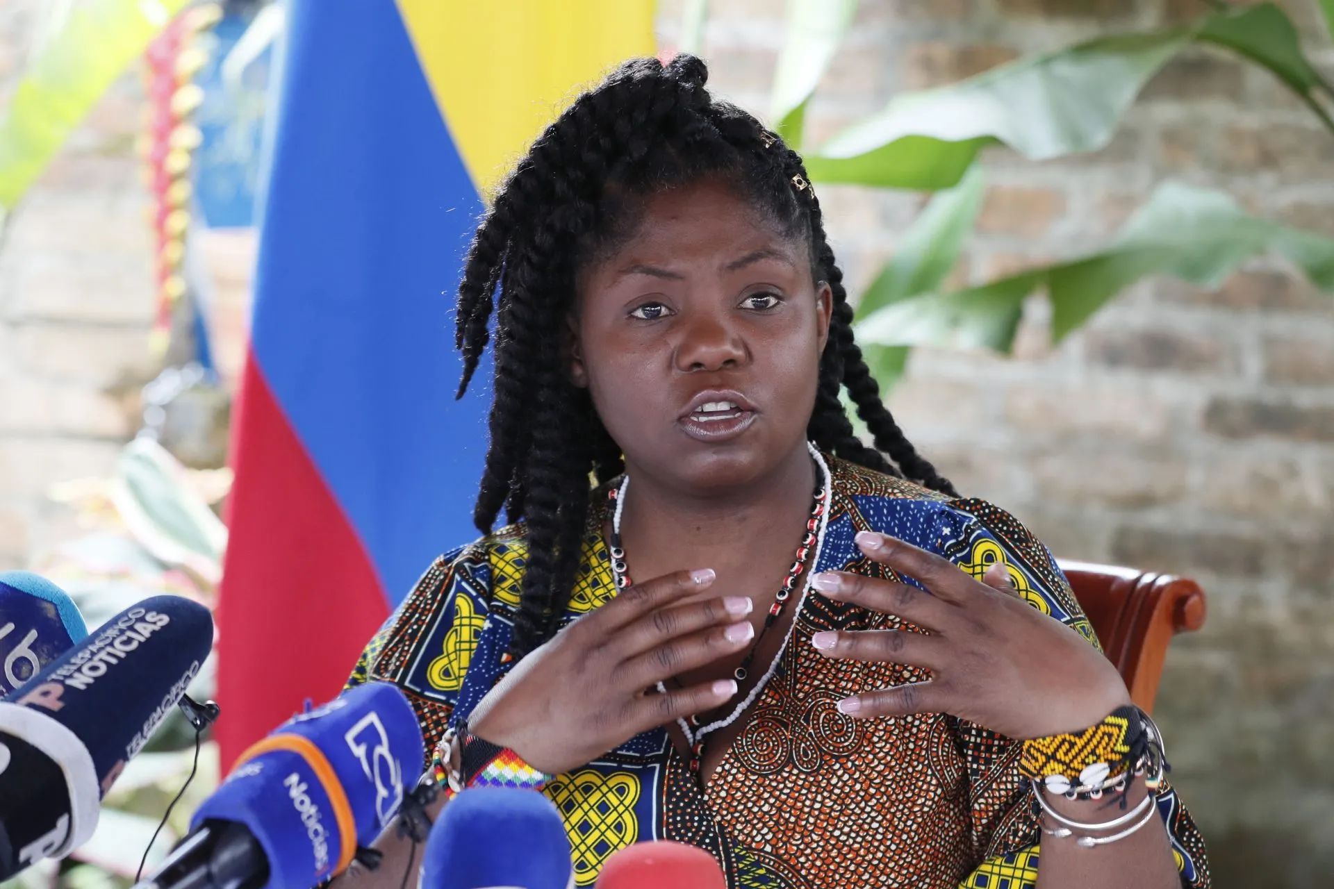 Vicepresidenta colombiana dice que no hay pruebas de que tenga vínculos con disidentes