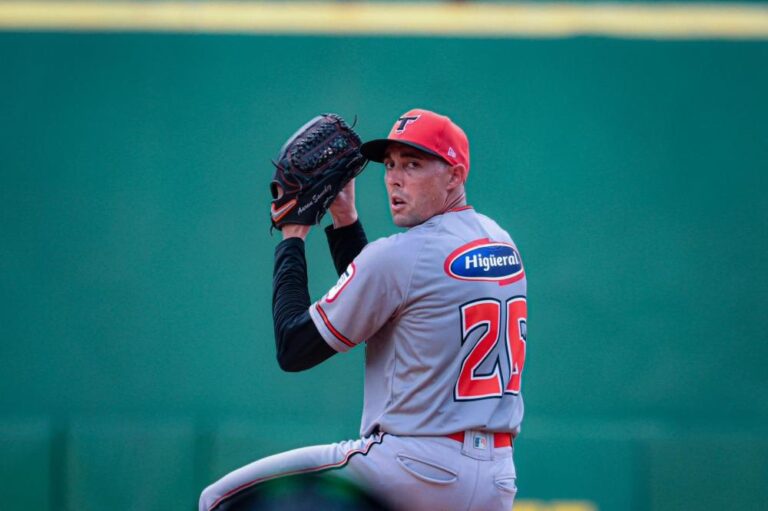 Con el buen pitcheo de Aaron Sánchez los Toros del Este derrotaron a las Estrellas Orientales