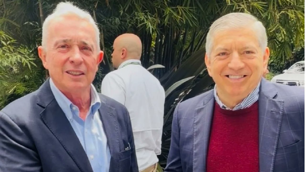 Uribe busca coalición opositora para el 2026 en Colombia