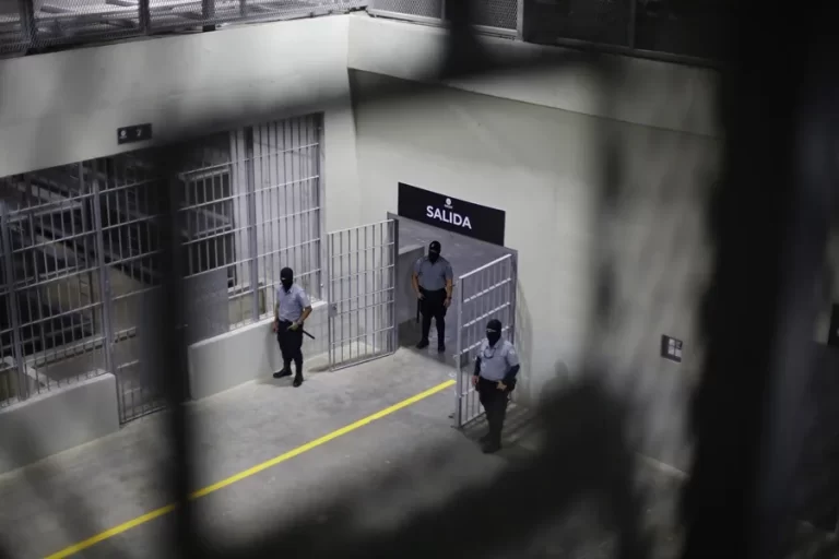 Los venezolanos enviados por EE.UU. a la cárcel de Bukele denuncian torturas, revela HRW