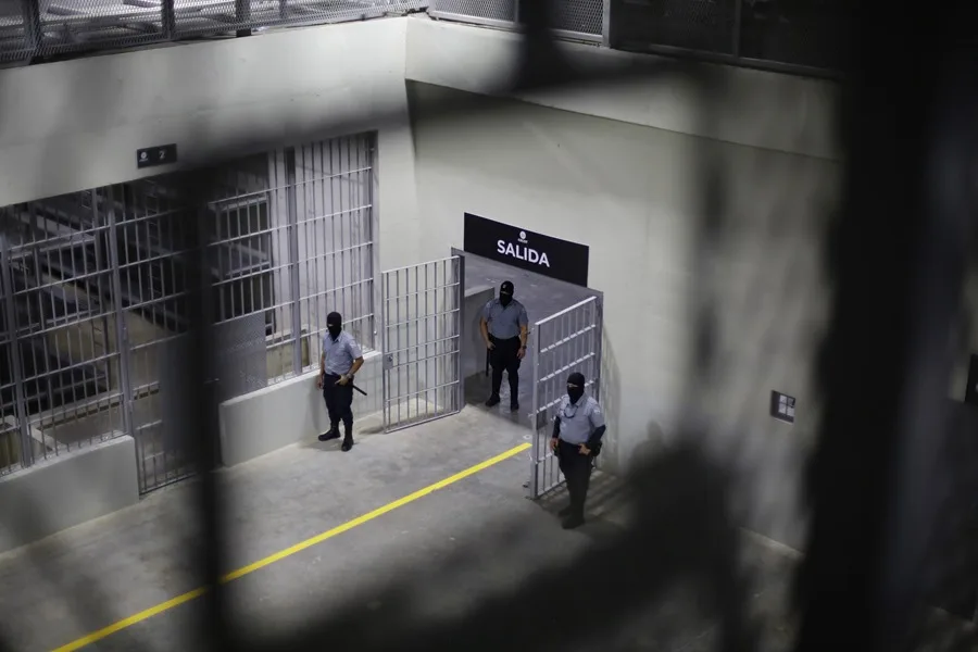 Los venezolanos enviados por EE.UU. a la cárcel de Bukele denuncian torturas, revela HRW