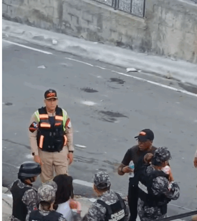 Dramática imagen de un agente y un bebé