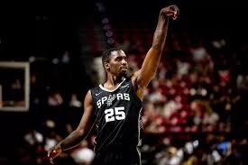 El dominicano David Jones encestó 7 puntos en la derrota de San Antonio Spurts ante el conjunto de Phoenix