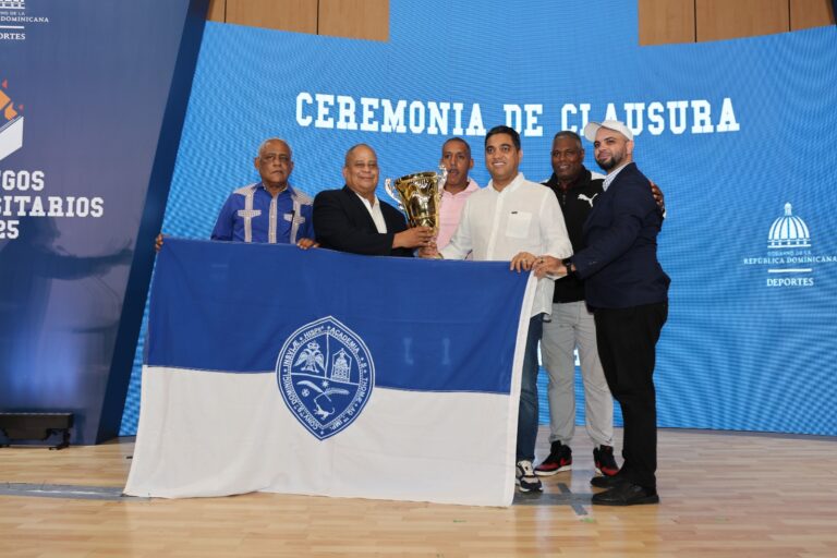 Concluyen con éxito los Juegos Universitarios 2025. Kelvin Cruz entrega corona de campeona a la UASD