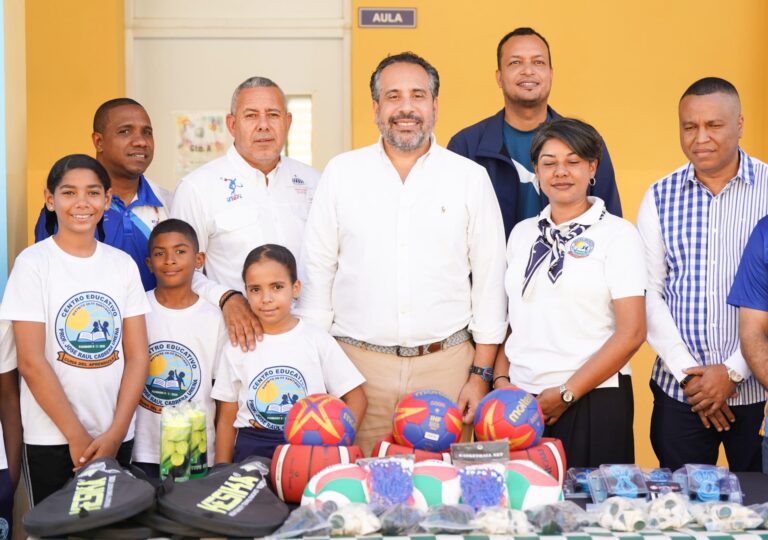 El Instituto Nacional de Educación Física (INEFI),realizó una jornada de entrega de útiles deportivos en Santiago