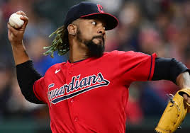 El lanzador dominicano Emmanuel Clase se presentará este jueves de manera voluntaria al tribunal federal de Brooklyn