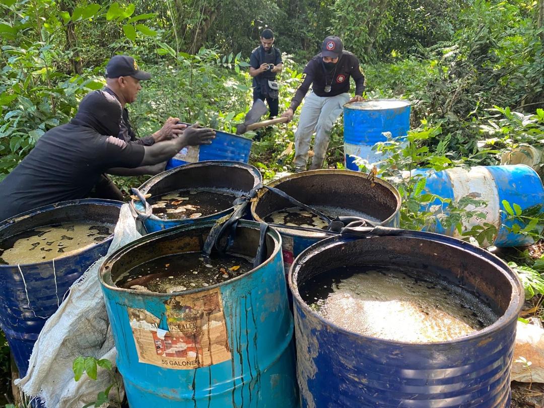Desmantelan fábrica clandestina de alcohol en Santo Domingo