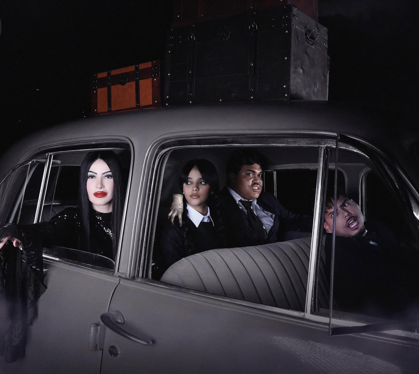 Alexandra MVP recrea a la familia Addams con toque dominicano para Halloween