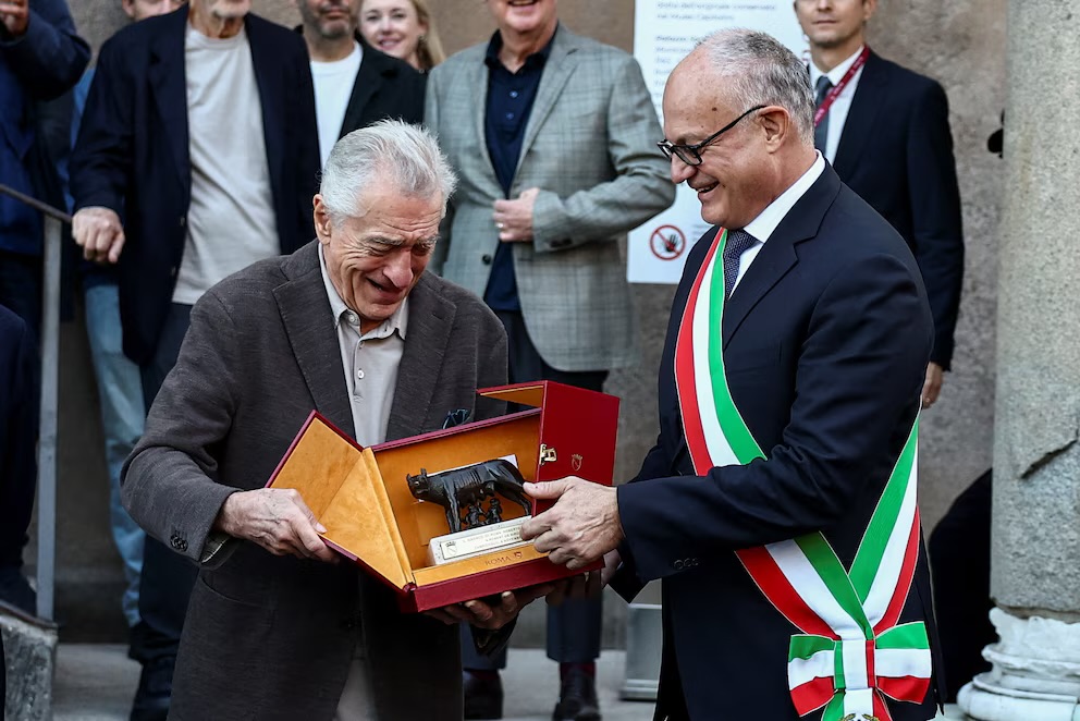Robert De Niro recibe en Roma la Lupa Capitolina y celebra sus raíces italianas