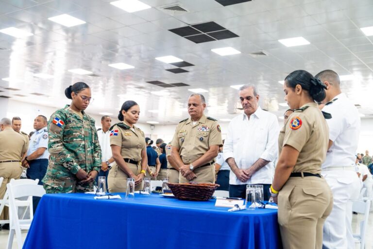 Presidente Abinader comparte almuerzo navideño con miembros de las Fuerzas Armadas