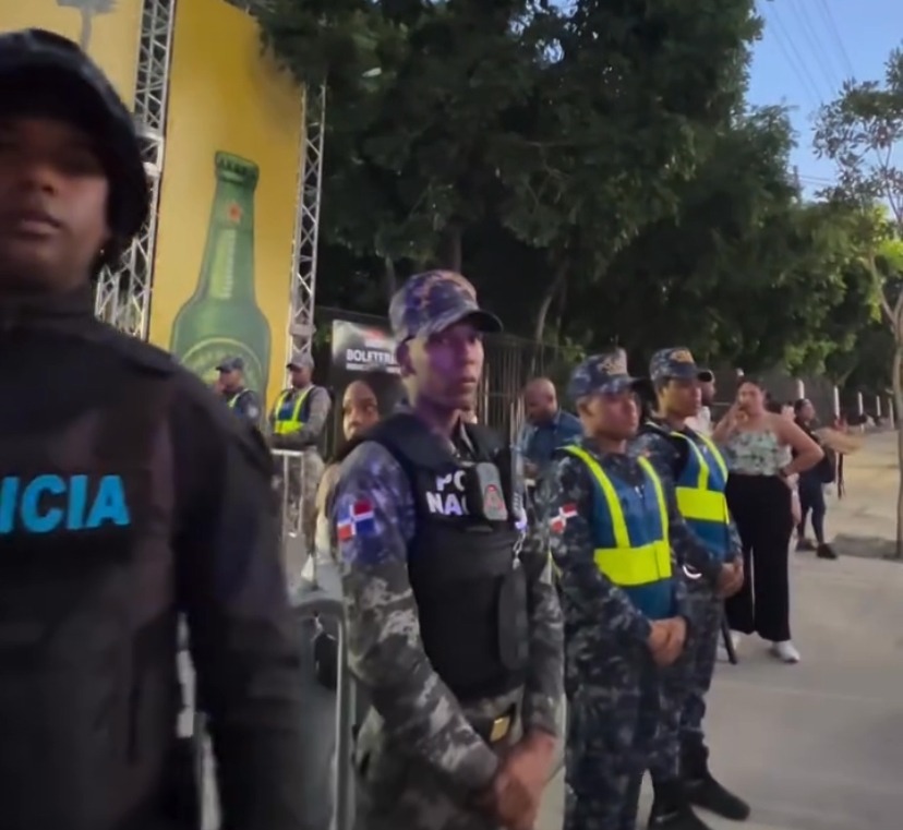 Amplia seguridad de la Policía Nacional en puntos de acceso al concierto de Bad Bunny
