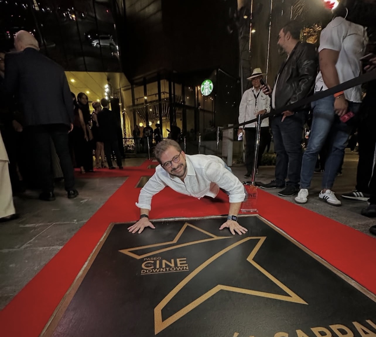 Frank Perozo felicita a José María Cabral por su reconocimiento en el Paseo del Cine Downtown