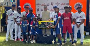 La Academia de los Mets de Nueva York realiza jornada de donación de equipos deportivos