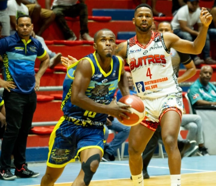 Laguneros y Lobos inician ganando en el Torneo de Baloncesto Superior de San Cristóbal 2025