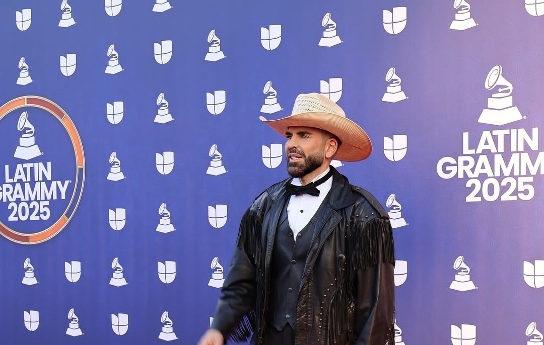 Un look cowboy de gala: Jomari Goyso sorprende en la alfombra roja de los Latin Grammy 2025