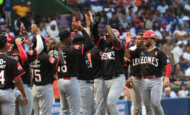 Los Leones del Escogido viniendo de atrás derrotaron a los Tigres del Licey