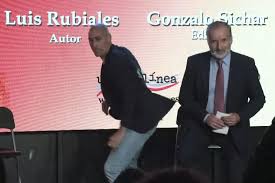 Atacan con huevos al ex-presidente de la Federación Española de Fútbol Luis Rubiales