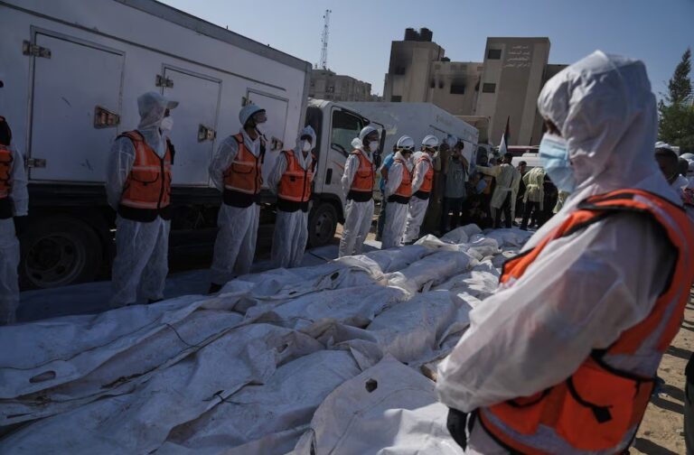 Israel entrega 30 cuerpos palestinos en medio del conflicto