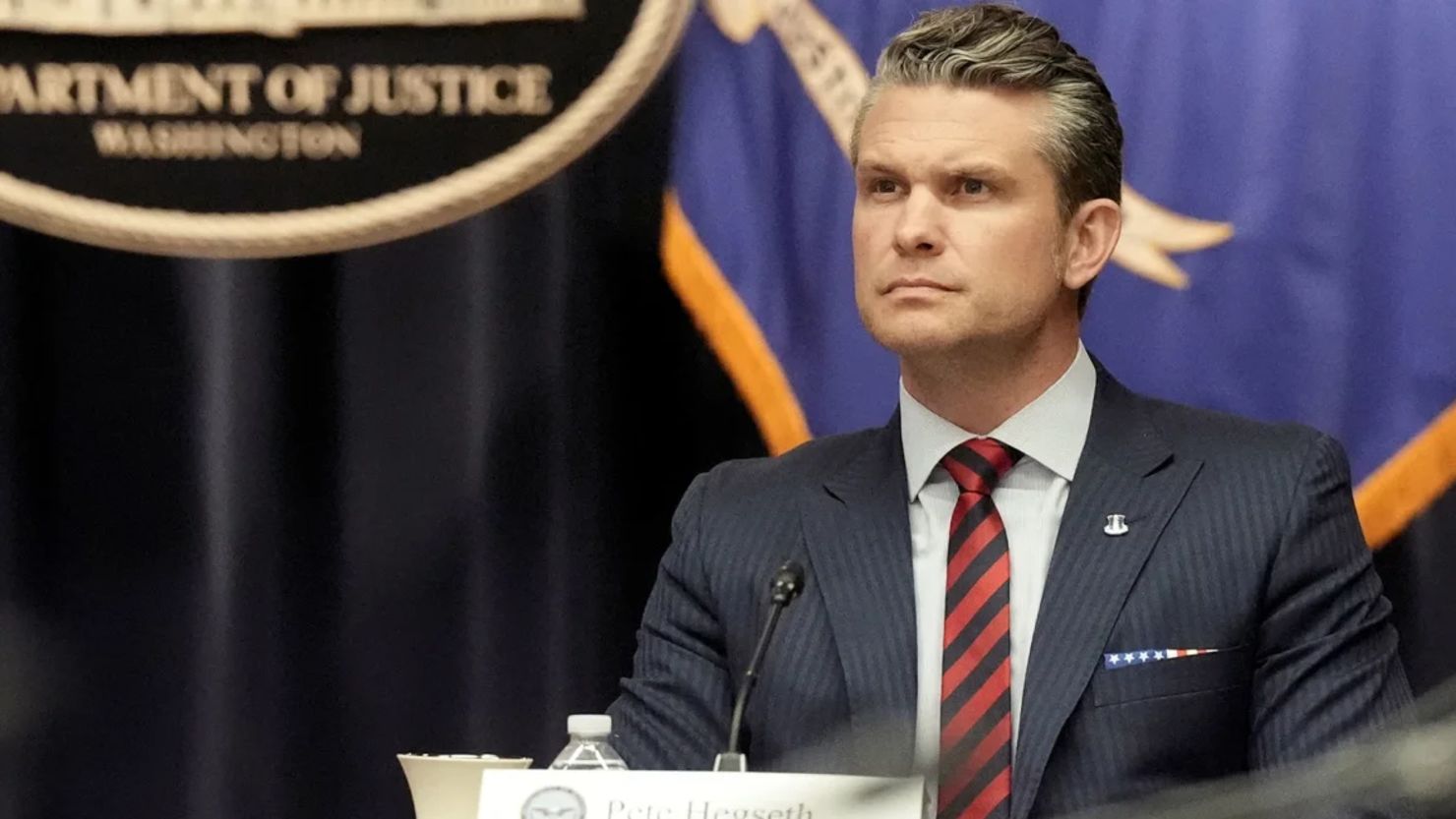 Demócratas acusan al secretario de Guerra, Pete Hegseth de ordenar un ataque letal contra supervivientes en el Caribe