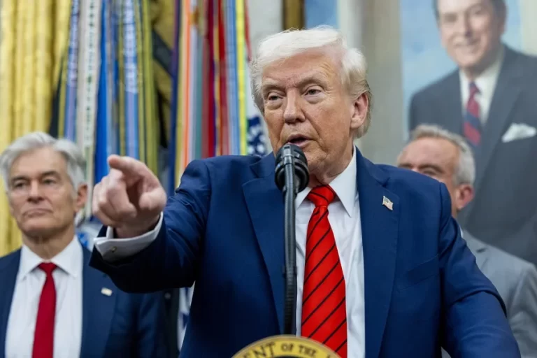 Trump llama 'estúpida' a reportera en controversial respuesta