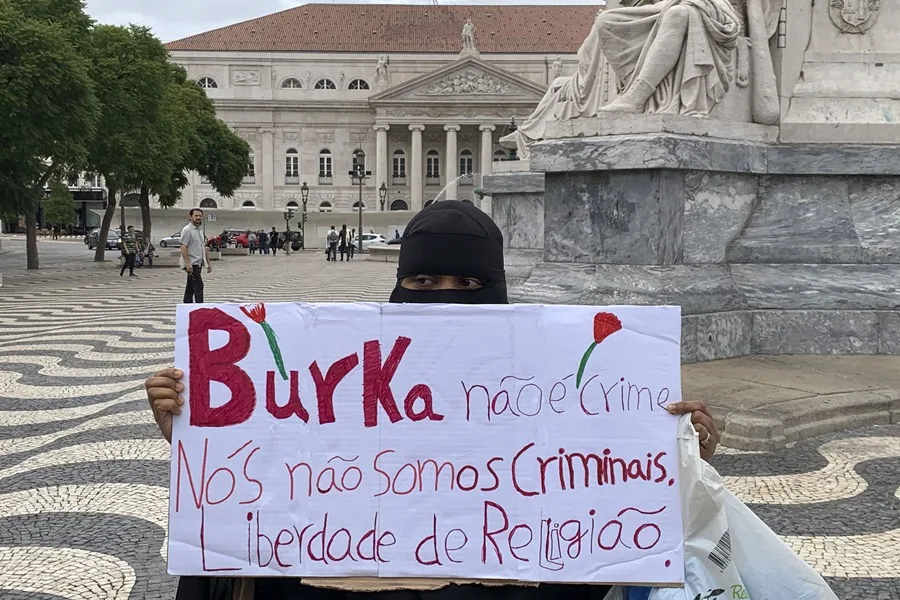 Vox busca prohibir velo islámico en espacios públicos