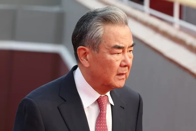 El canciller de China afirma que Pekín «nunca permitirá» el regreso del «militarismo» japonés
