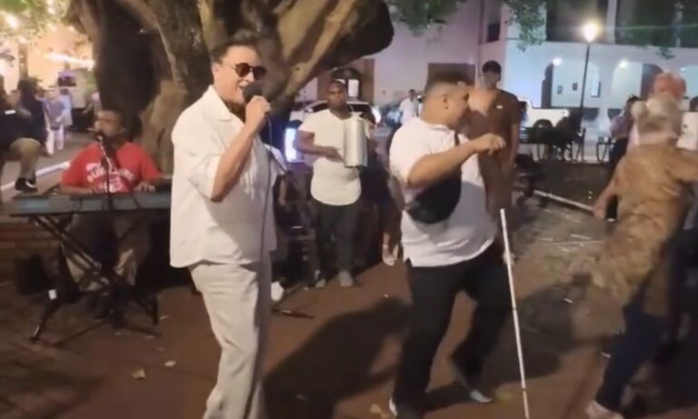 Video: Elvis Crespo canta con una banda de músicos no videntes en la Ciudad Colonial