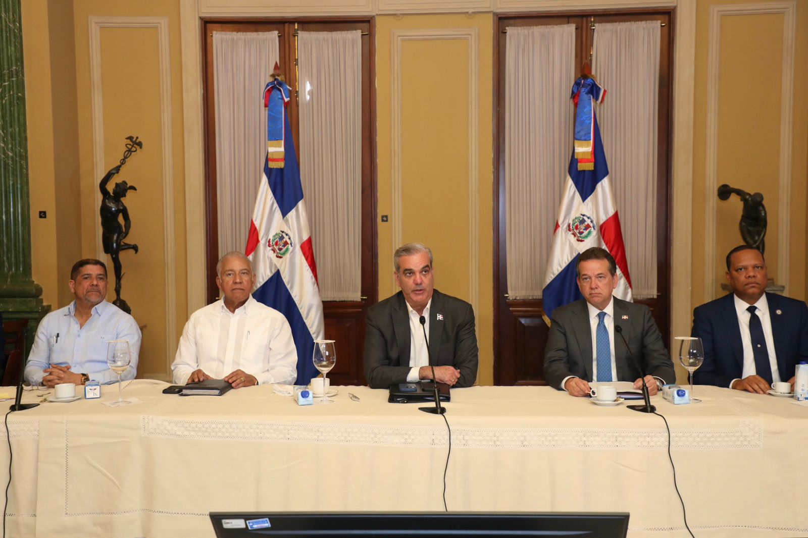 Abinader garantiza abastecimiento y estabilidad de precios en Navidad