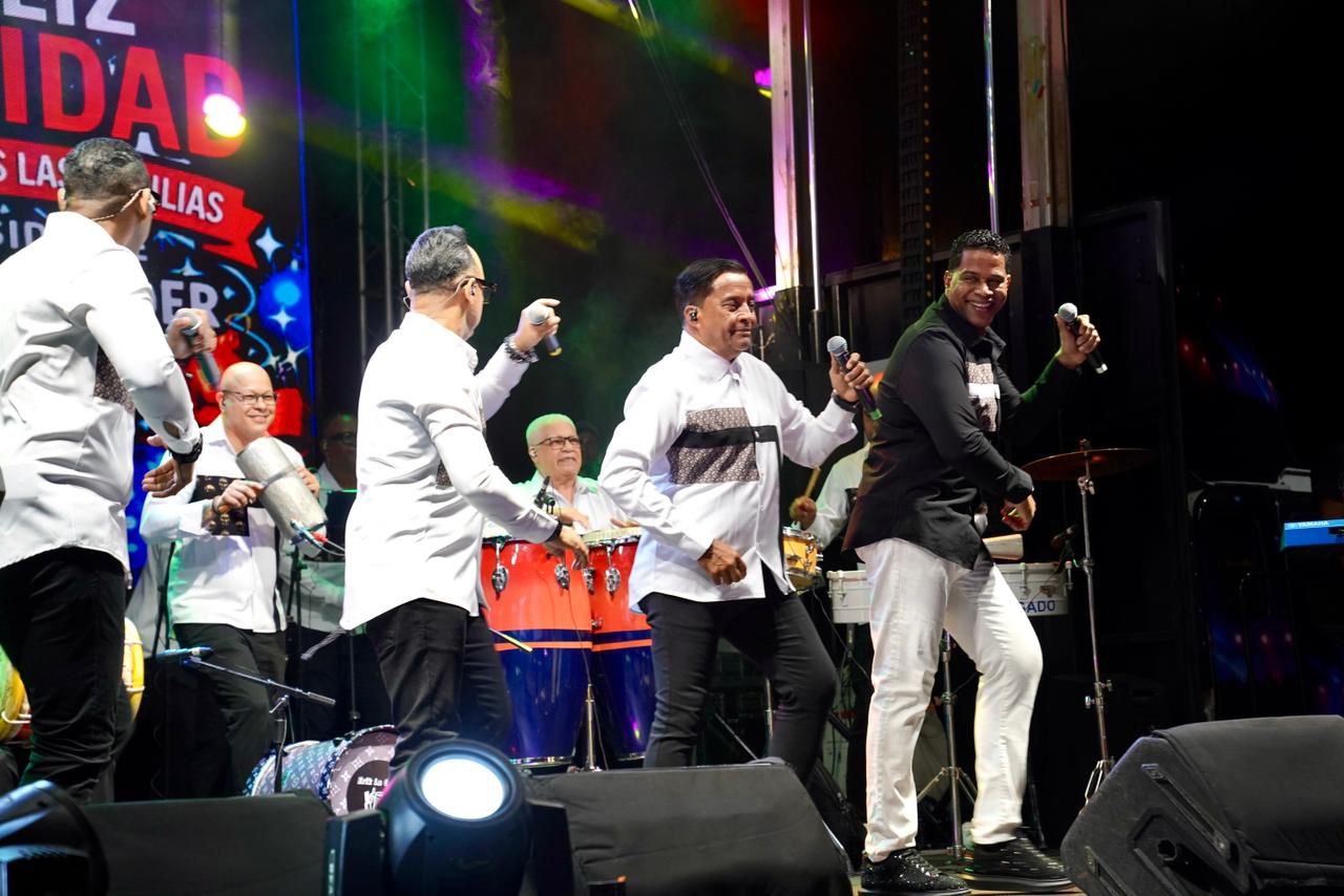 Jandy Ventura contagia de alegría inicio del programa Navidad 360