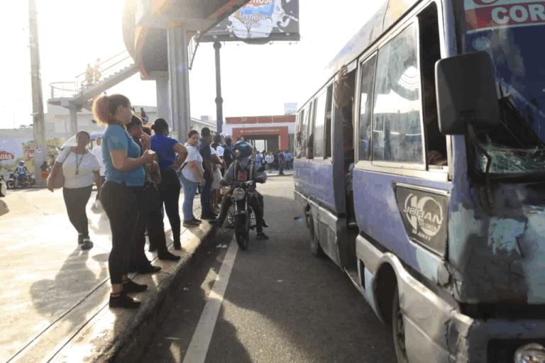Apagón nacional provoca caos en el tránsito del Gran Santo Domingo tras suspensión del Metro