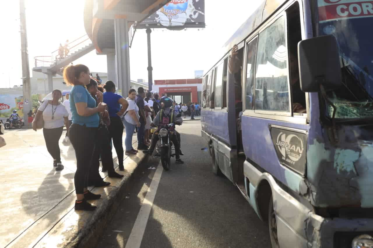 Apagón nacional provoca caos en el tránsito del Gran Santo Domingo tras suspensión del Metro