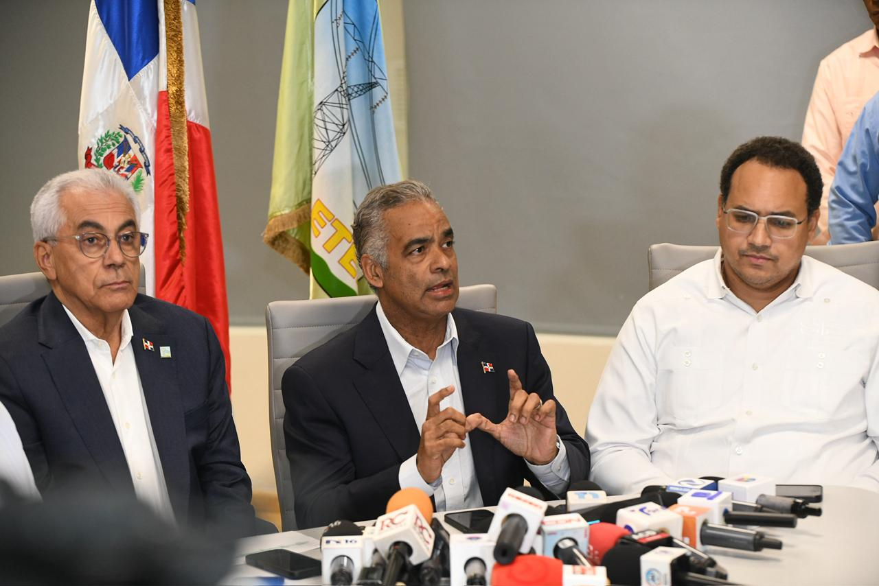 Ministro de Energía reporta integración de más de mil megavatios al Sistema Eléctrico Nacional tras apagón