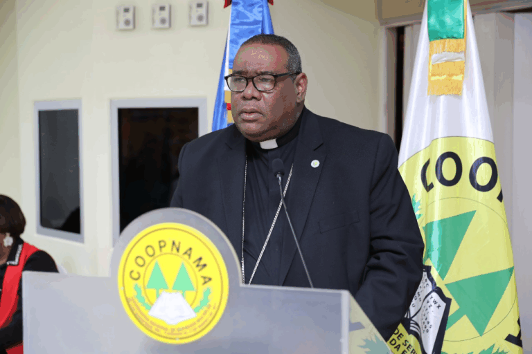 Obispo de Higüey resalta Programa de Becas de COOPNAMA