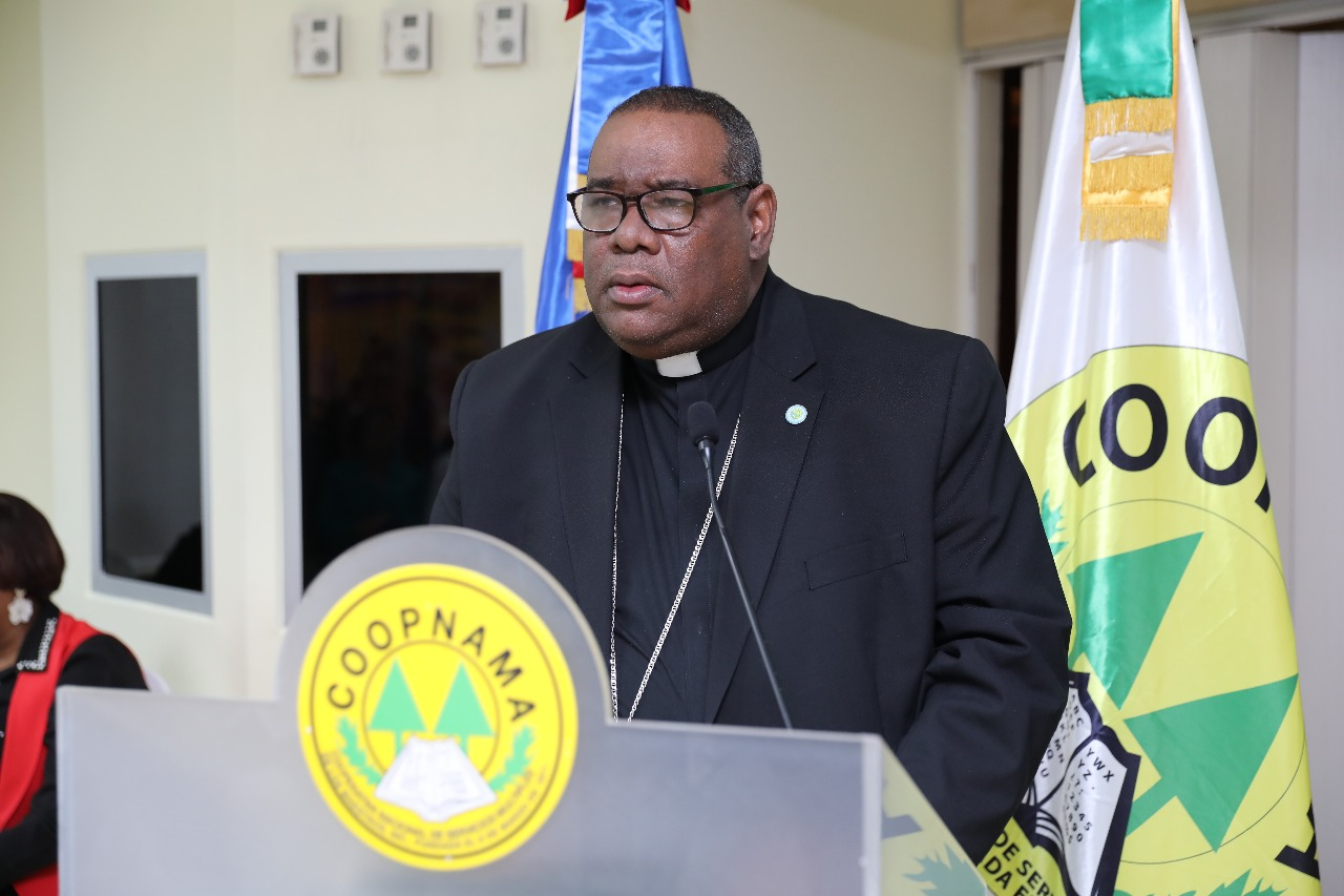 Obispo de Higüey resalta Programa de Becas de COOPNAMA