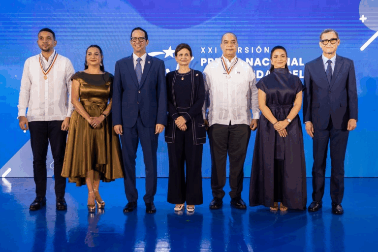 Vicepresidenta Raquel Peña entrega Premio Nacional a la Calidad en el Sector Público