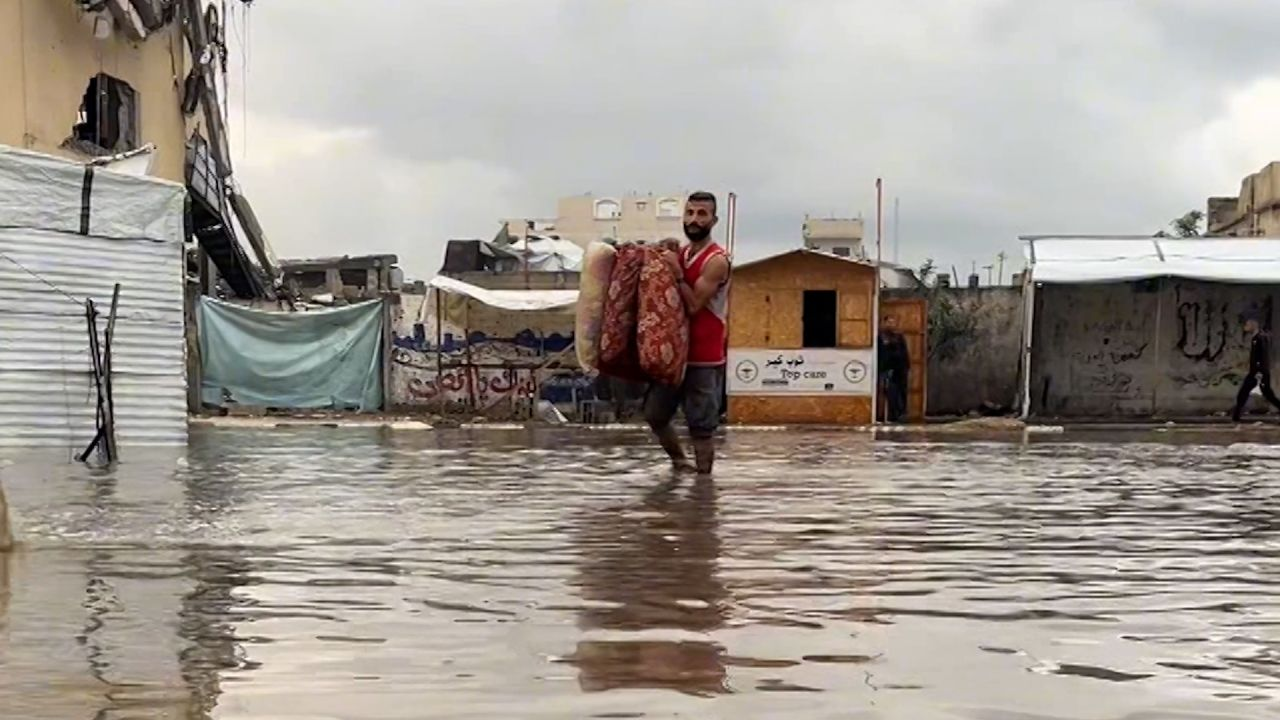 Las lluvias agravan la crisis en Gaza mientras Israel realiza nuevos ataques pese al alto el fuego