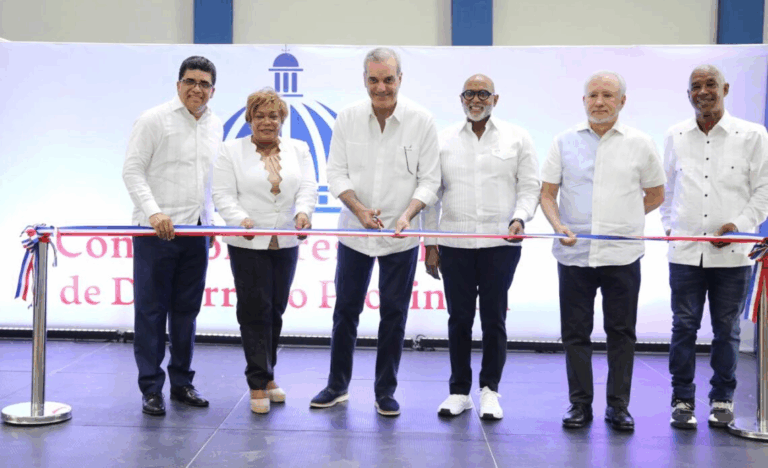 Abinader inaugura polideportivo en La Isabelita y estación policial en Los Mina Viejo